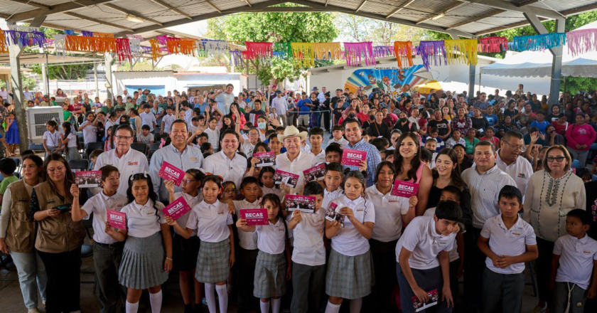 Gobernador Durazo respalda la educación de estudiantes de Miguel Alemán con becas y mejoras en planteles