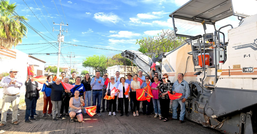 Arranca Toño Astiazarán junto a vecinos del sector, trabajos de recarpeteo en la calle Sahuaripa