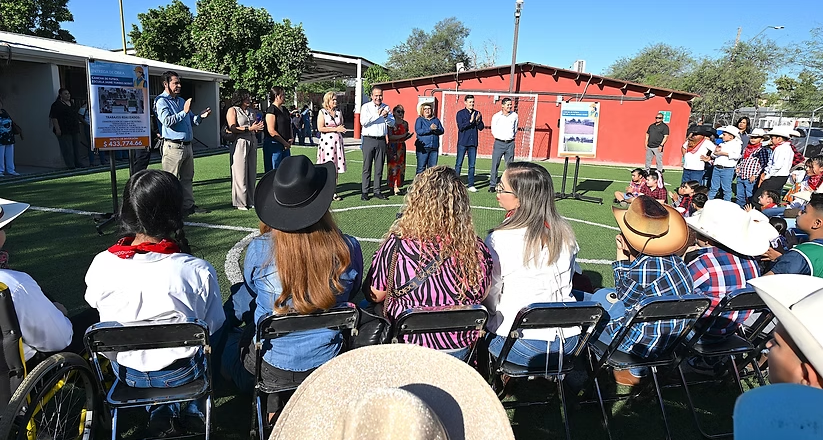 Hace equipo Toño Astiazarán con comunidad escolar para construir cancha de futbol