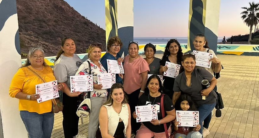 Impulsa doctora Karla Córdova González taller de bisutería para fortalecer el autoempleo de mujeres en Guaymas