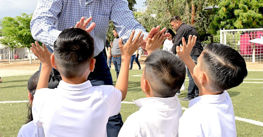 Hace equipo Toño Astiazarán a favor del deporte con la entrega de cancha de futbol en Las Lomas