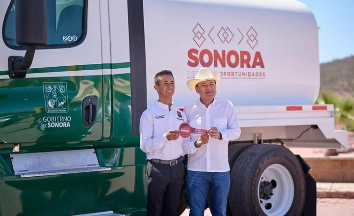 Gobierno de Sonora atiende necesidad prioritaria de agua en San Pedro de la Cueva con donación de pipa