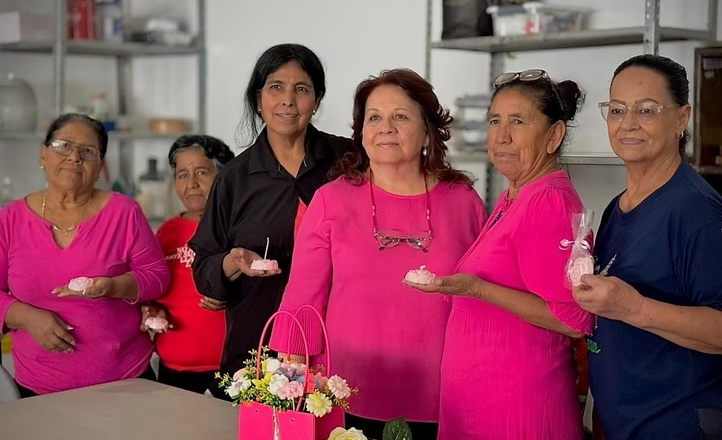 El Gobierno de Sonora brinda clases de elaboración de velas de manera gratuita a personas adultas mayores