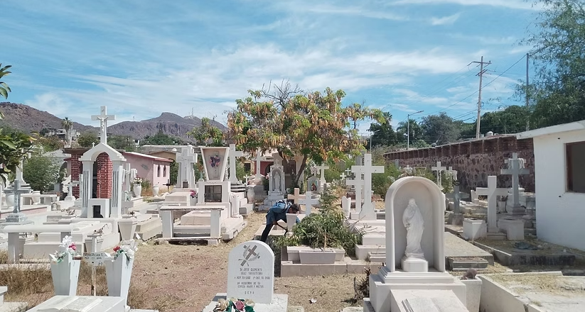 Avanza Ayuntamiento de Guaymas con limpieza de panteones previo al Día de las Madres