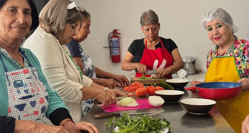 Gobierno de Sonora brinda talleres de preparación de comida saludable para personas adultas mayores