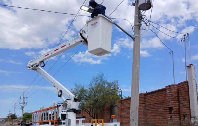 Mantiene Ayuntamiento de Guaymas trabajos permanentes de reparación de luminarias en distintos sectores del municipio