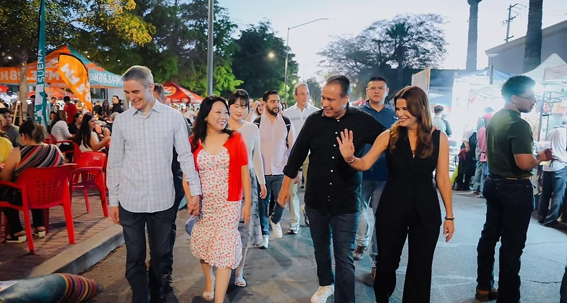Recorren Toño Astiazarán y Patty Ruibal Centro Histórico en las Fiestas del Pitic