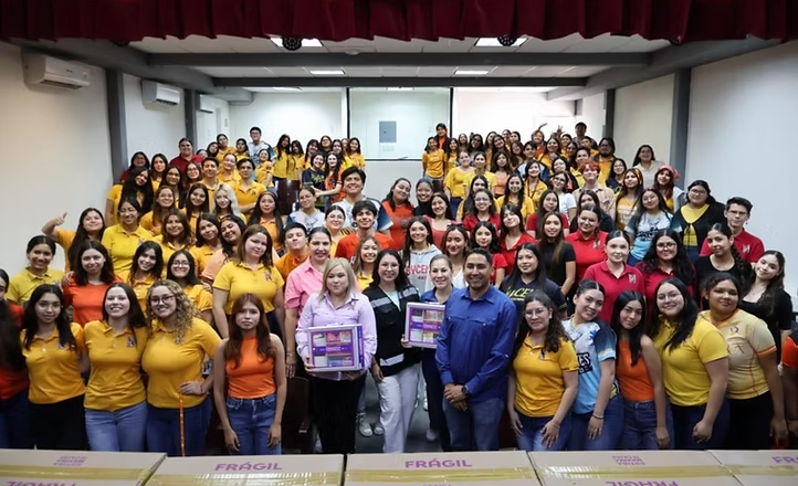 Gobierno de Sonora entrega insumos de Bienestar Menstrual en la Normal del Estado