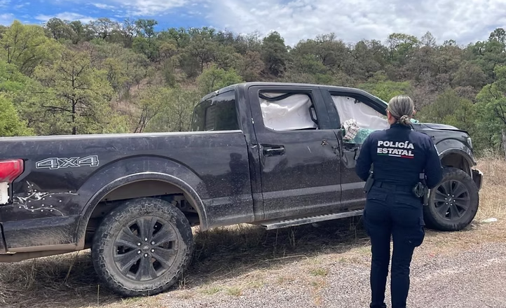 Localizan Policía Estatal y Defensa vehículo robado con armamento en Yécora