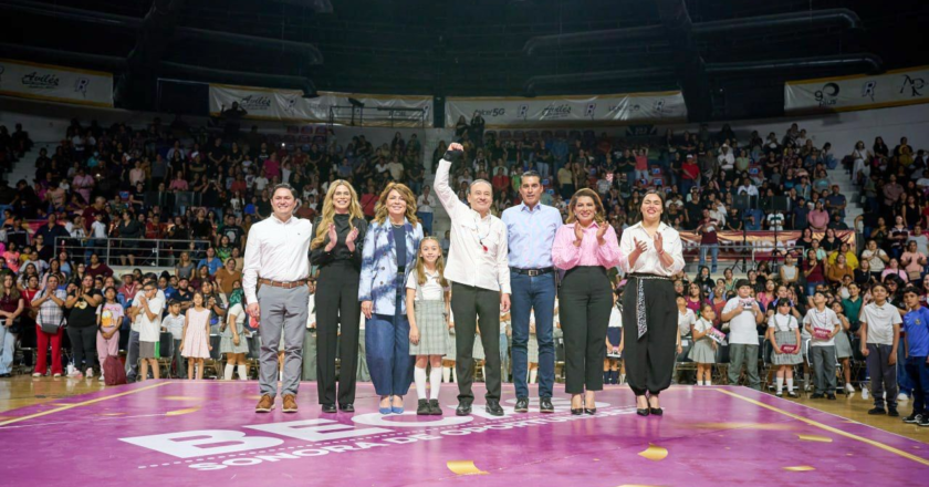 Avanza Sonora en educación: entrega Gobernador Durazo más de 4 mil becas a estudiantes de primaria