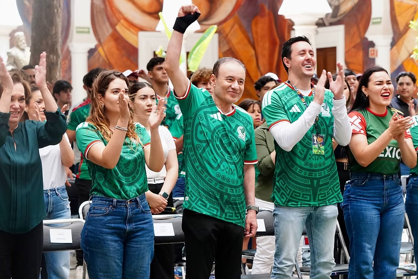Acompañado de jóvenes sonorenses, Gobernador Durazo vive la emoción del debut de México en la Copa Mundial de la FIFA 2026