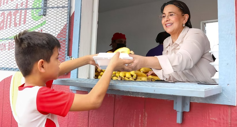 Supervisa alcaldesa Karla Córdova operación de comedor escolar; programa beneficia a miles de alumnos