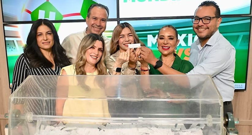 Premia Toño Astiazarán a hermosillense cumplida con la promoción Vive una Experiencia Mundialista