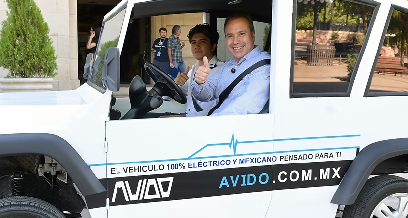 Reconoce Toño Astiazarán a jóvenes creadores de vehículo eléctrico AVIDO