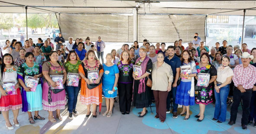 Entrega Ayuntamiento de Guaymas kits de bordado a mujeres de Vícam