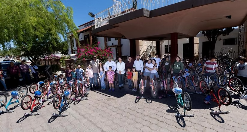 Gobernador Alfonso Durazo cumple compromiso con la entrega de bicicletas en Átil, Oquitoa, Tubutama y Sáric