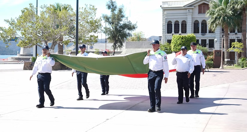 Realiza Ayuntamiento de Guaymas honores a la bandera