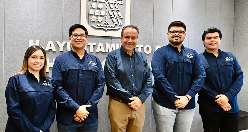 Apoya Toño Astiazarán a estudiantes que construyen prototipo de vehículo todoterreno a control remoto