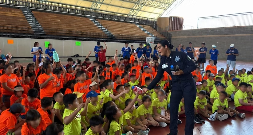 Convive Policía Estatal con niñas y niños en campamento de verano Codeson