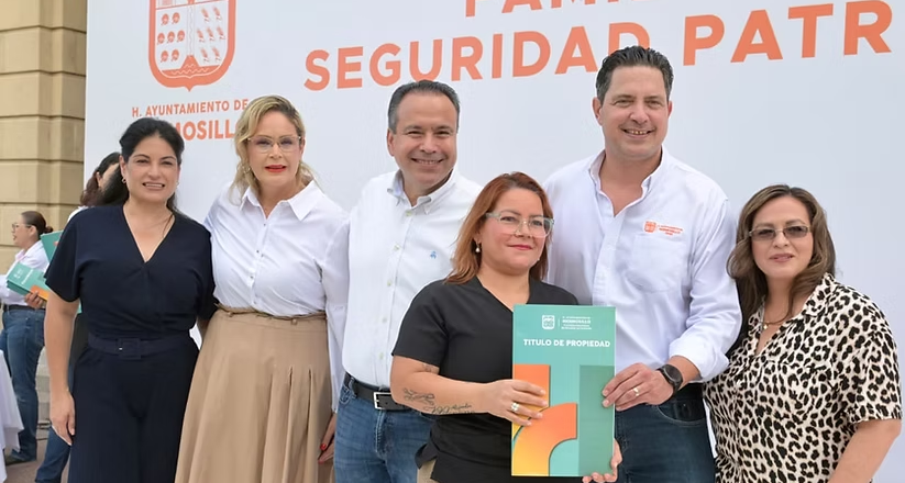 Beneficia Toño Astiazarán a 862 familias con títulos de propiedad