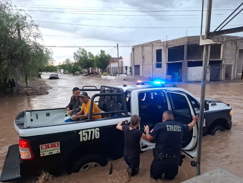 Policía Estatal brinda apoyo a la ciudadanía durante las lluvias en municipios de Sonora
