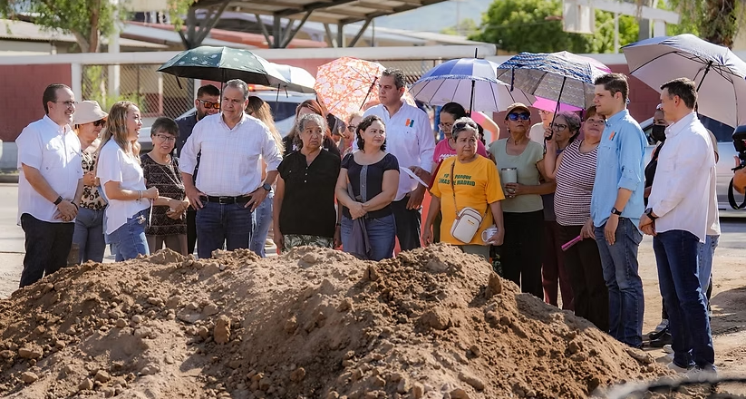 Supervisa Toño Astiazarán pavimentación con concreto de la Huásabas acompañado de vecinas y vecinos