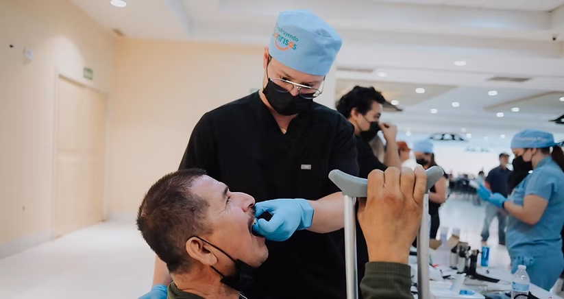 Apoya Toño Astiazarán a adultos mayores con más de 2 mil prótesis dentales a través de Construyendo Sonrisas