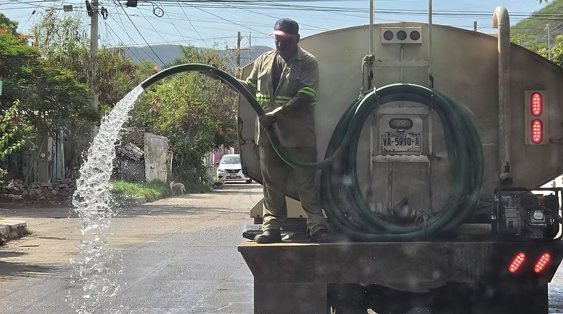 Realiza CEA cloración de calles afectadas por derrames en drenajes