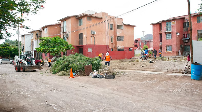Ayuntamiento de Guaymas realiza jornada de mejoramiento en la colonia Loma Dorada