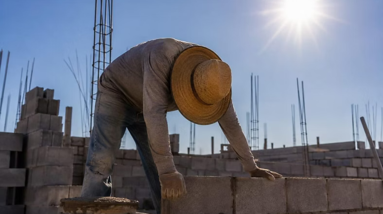Exhorta Salud Sonora a los hombres a protegerse del calor por mayor riesgo de afectaciones