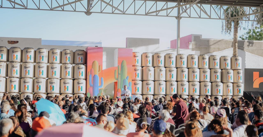 Beneficia Toño Astiazarán a más de 10 mil 800 familias con entrega e instalación de tinacos gratis