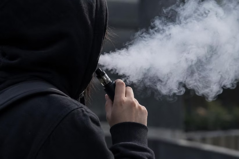 Vapear puede llevar cientos de sustancias químicas a los pulmones: SSP