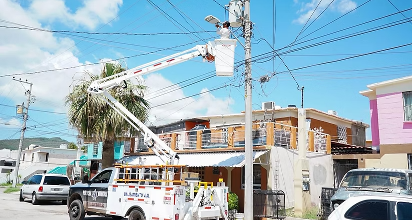 Intensifica Ayuntamiento de Guaymas labores de alumbrado público en el sector Luis Donaldo Colosio